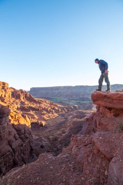 Güneşin doğuşuyla dağlarda bir adam. Yürüyüş sahnesi.
