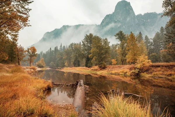 Yosemite Ulusal Parkı, Kaliforniya, ABD 'de güzel bir sonbahar sezonu