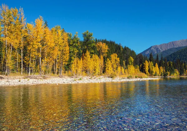 Herbstzeit Auf Dem Blauen Fluss — Stockfoto