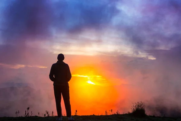Szczęśliwy Człowiek Stojący Klifie Zachodzie Słońca — Zdjęcie stockowe
