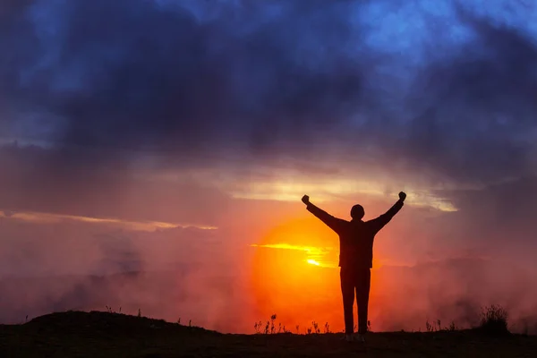 Ευτυχισμένος Άνθρωπος Που Στέκεται Ένα Βράχο Στο Ηλιοβασίλεμα — Φωτογραφία Αρχείου