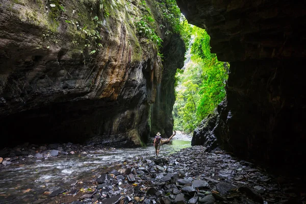 在哥伦比亚 南美洲的狭长地带峡谷里徒步旅行的人 — 图库照片