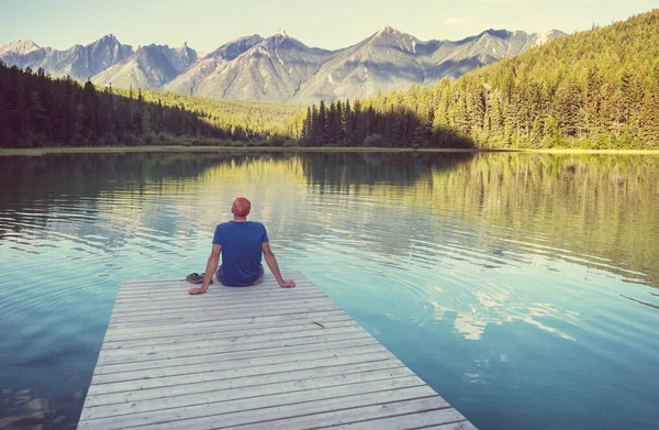 Ein Mann Ruht Sich Ruhigen See Aus Erholungsurlaub — Stockfoto