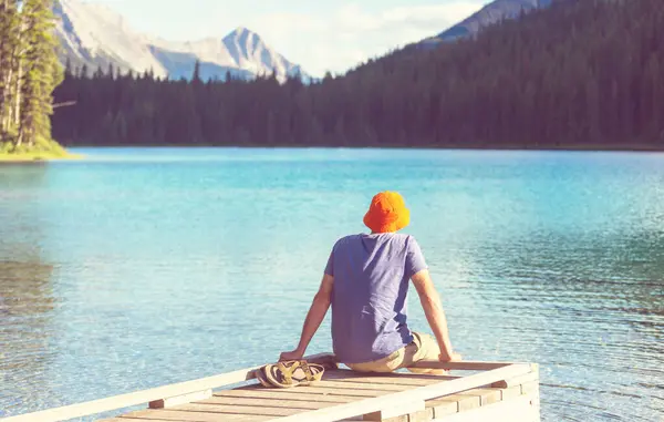 Man Resting Ease Calm Lake Relaxation Vacation — Stock Photo, Image