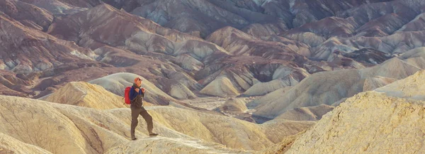 Turysta Punkcie Zabriski Usa Park Narodowy Dolina Śmierci Kalifornia — Zdjęcie stockowe