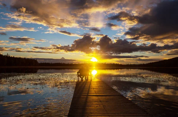 日没時には穏やかな湖のそばでゆっくりとお休みください リラクゼーション休暇 — ストック写真