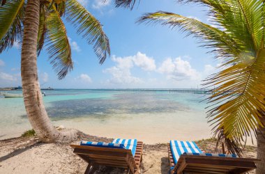 Okyanus kıyısındaki lüks plajlar. Tatil ve tatil konsepti. Tropik plaj.