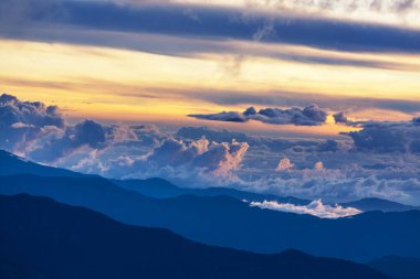 Güney Amerika, Kolombiya 'daki puslu yeşil Cordillera dağları