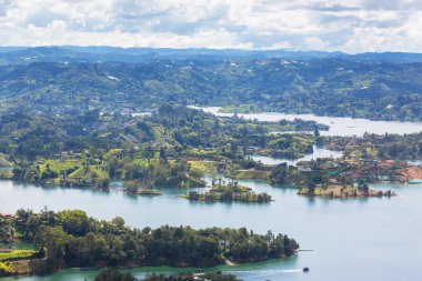 Güney Amerika, Kolombiya 'daki Guatape, Antioquia kasabası yakınlarındaki The Rock' ın görüntüsü