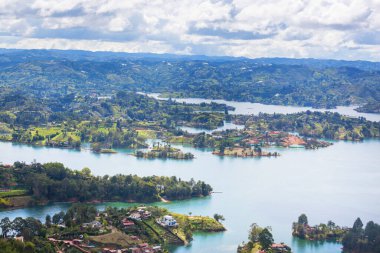 Guatape gölü manzaralı, Kolombiya, Güney Amerika