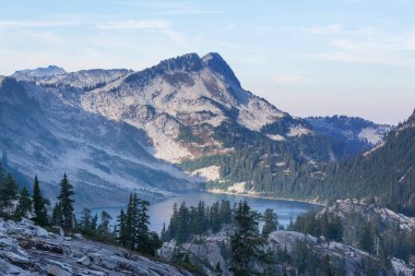 North Cascade Range, Washington, ABD 'deki güzel dağ zirvesi.