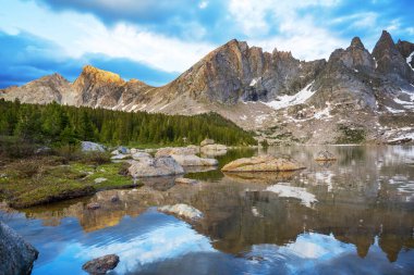Wyoming, ABD 'deki Wind River Range' deki güzel dağ manzaraları. Yaz mevsimi.