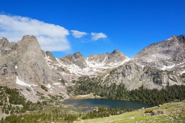 Wyoming, ABD 'deki Wind River Range' deki güzel dağ manzaraları. Yaz mevsimi.
