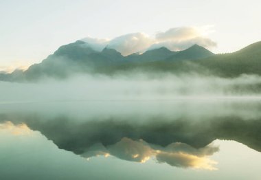 Güzel Bowman göl yansıması muhteşem dağların buzul Milli Parkı, Montana, ABD ile.