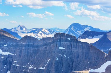 Buzul Ulusal Parkı 'nın resimli kayalık zirveleri, Montana, ABD. Güzel doğal manzaralar..