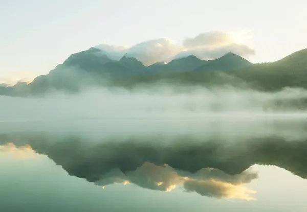 Hermoso Lago Bowman Con Reflejo Las Espectaculares Montañas Parque Nacional —  Fotos de Stock