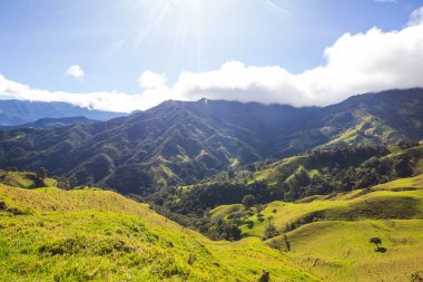 Yeşil Kolombiya dağlarındaki kırsal alanlar