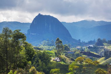 Güney Amerika, Kolombiya 'daki Guatape, Antioquia kasabası yakınlarındaki The Rock' ın görüntüsü