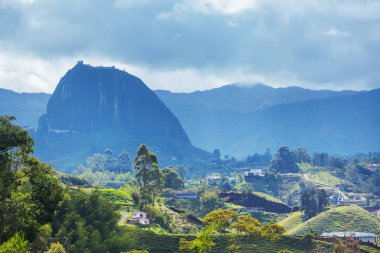 Güney Amerika, Kolombiya 'daki Guatape, Antioquia kasabası yakınlarındaki The Rock' ın görüntüsü