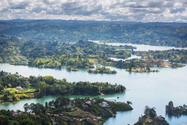 Guatape gölü manzaralı, Kolombiya, Güney Amerika
