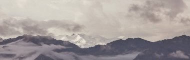 Yazın Alaska 'nın Picturesque Dağları. Kar, kütleleri, buzulları ve kayalık tepeleri kapladı. Güzel doğal arkaplan.