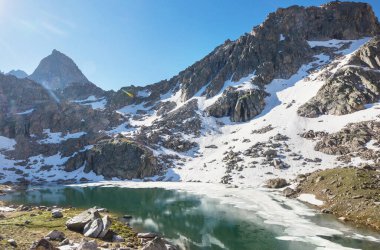 Wyoming, ABD 'deki Wind River Range' deki güzel dağ manzaraları. Yaz mevsimi.