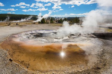 İlham verici doğal bir geçmiş. Yellowstone Ulusal Parkı 'ndaki havuz ve gayzer alanları, ABD.
