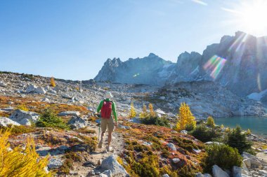 Sonbahar dağlarında yürüyüş. Sonbahar mevsimi teması.