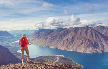 Kanada dağlarında yürüyüş yapan adam. Yürüyüş, Kuzey Amerika 'da popüler bir eğlence aktivitesidir. Bir sürü pitoresk yol var..