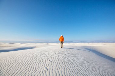 New Mexico, ABD 'deki White Sands Dunes' da yürüyüşçü.