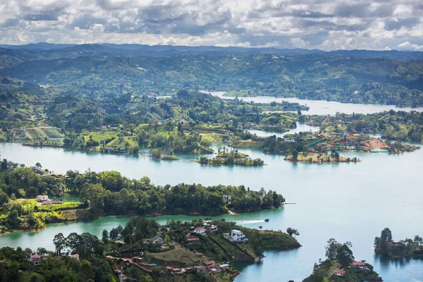 Guatape gölü manzaralı, Kolombiya, Güney Amerika