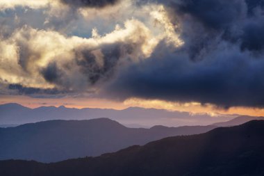 Güney Amerika, Kolombiya 'daki puslu yeşil Cordillera dağları