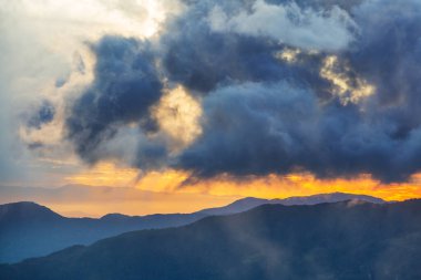 Güney Amerika, Kolombiya 'daki puslu yeşil Cordillera dağları