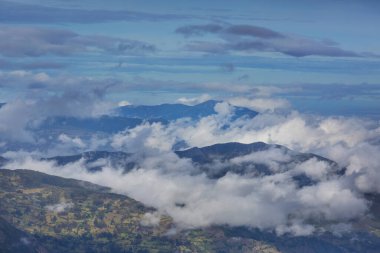 Güney Amerika, Kolombiya 'daki puslu yeşil Cordillera dağları