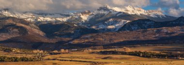 Colorado, ABD 'de soğuk sonbahar sonları. Sonbahar sezonu. Güzel doğal manzaralar..