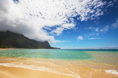 Hawaii, ABD 'deki Kauai Adası' ndaki Tünel Plajı 'nda güzel bir manzara.