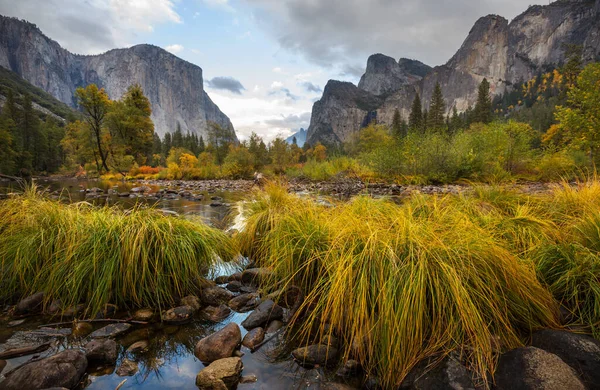 美国加利福尼亚约塞米蒂国家公园美丽的秋天 — 图库照片