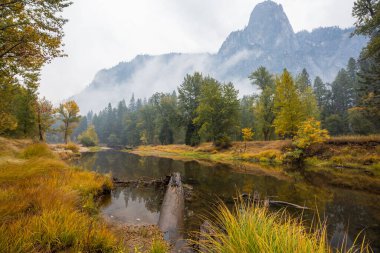 Yosemite Ulusal Parkı, Kaliforniya, ABD 'de güzel bir sonbahar sezonu