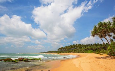 Tropikal sahildeki güzel yaz manzaraları. Tatil arkaplanı.