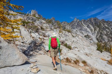 Sonbahar dağlarında yürüyüş. Sonbahar mevsimi teması.