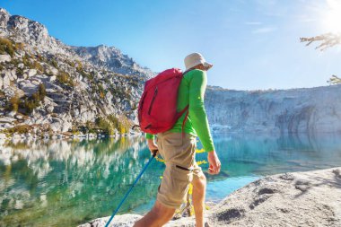Sonbahar dağlarında yürüyüş. Sonbahar mevsimi teması.