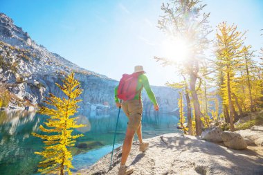 Sonbahar dağlarında yürüyüş. Sonbahar mevsimi teması.