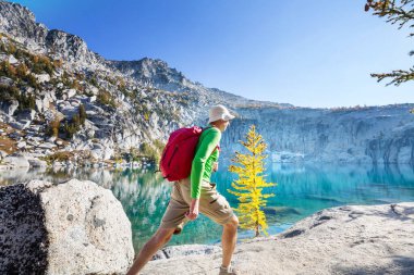 Sonbahar dağlarında yürüyüş. Sonbahar mevsimi teması.