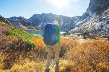 Sonbahar dağlarında yürüyüş. Sonbahar mevsimi teması.
