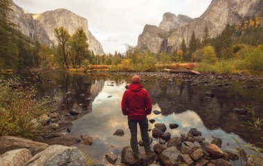 Sonbahar mevsiminde Yosemite dağlarında yürüyüş, Kaliforniya, ABD