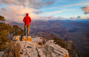 Grand Canyon Ulusal Parkı, Arizona, ABD üzerindeki uçurum dağlarındaki gezgin. İlham verici bir duygu. Seyahat yaşam tarzı yolculuk başarı motivasyon konsepti macera tatili açık hava konsepti.