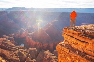 Grand Canyon Ulusal Parkı, Arizona, ABD üzerindeki uçurum dağlarındaki gezgin. İlham verici bir duygu. Seyahat yaşam tarzı yolculuk başarı motivasyon konsepti macera tatili açık hava konsepti.