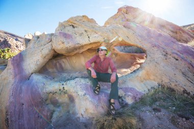 Utah dağlarında yürüyüş. Alışılmadık doğal manzaralarda yürüyüş. Fantastik kumtaşı oluşumları.