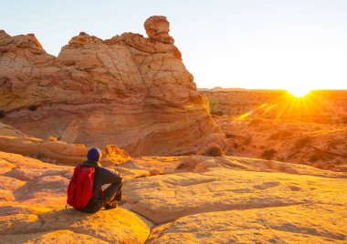 Utah dağlarında yürüyüş. Alışılmadık doğal manzaralarda yürüyüş. Fantastik kumtaşı oluşumları.