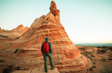 Utah dağlarında yürüyüş. Alışılmadık doğal manzaralarda yürüyüş. Fantastik kumtaşı oluşumları.